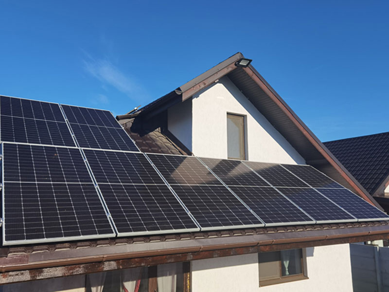 Panneau solaire 550W sur système de toiture Roumanie