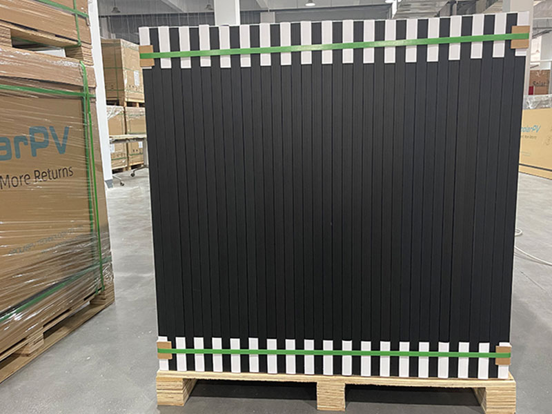 Modules solaires entièrement noirs de 410 W dans un entrepôt de l'UE